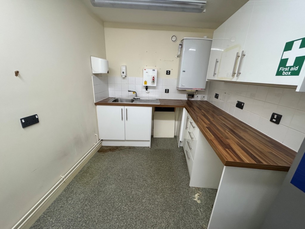 Lot: 92 - FOUR STOREY FREEHOLD BUILDING WITH POTENTIAL - Top floor kitchen